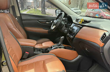 Внедорожник / Кроссовер Nissan Rogue 2018 в 
