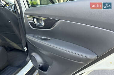 Внедорожник / Кроссовер Nissan Rogue 2018 в 