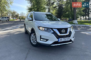 Внедорожник / Кроссовер Nissan Rogue 2018 в 
