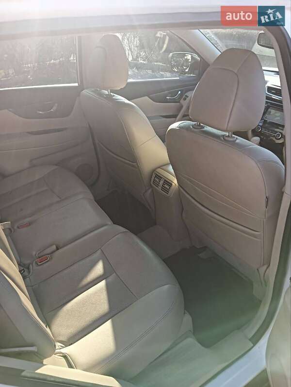Позашляховик / Кросовер Nissan Rogue 2015 в Кам'янському