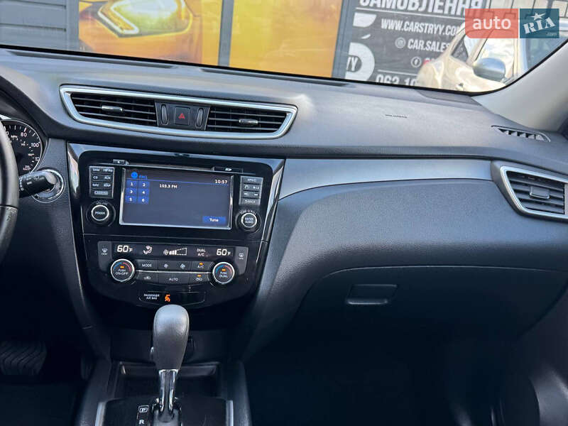Позашляховик / Кросовер Nissan Rogue 2016 в Стрию