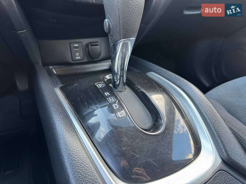 Позашляховик / Кросовер Nissan Rogue 2016 в Стрию