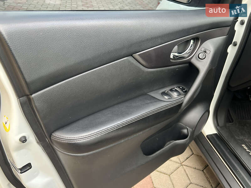 Позашляховик / Кросовер Nissan Rogue 2016 в Рівному