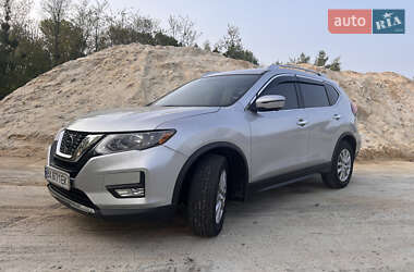 Внедорожник / Кроссовер Nissan Rogue 2017 в 