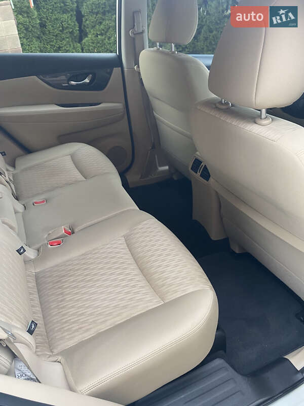 Позашляховик / Кросовер Nissan Rogue 2016 в Жовкві