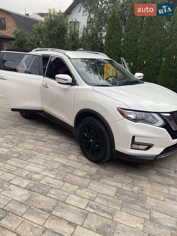 Позашляховик / Кросовер Nissan Rogue 2016 в Жовкві