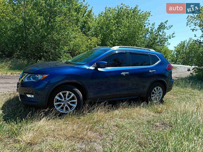 Позашляховик / Кросовер Nissan Rogue 2017 в Малій Висці