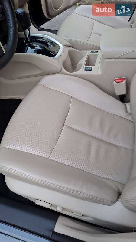 Внедорожник / Кроссовер Nissan Rogue 2015 в Ивано-Франковске