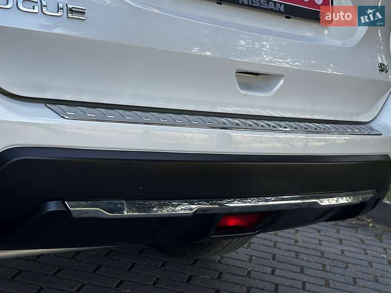 Внедорожник / Кроссовер Nissan Rogue 2017 в Дрогобыче