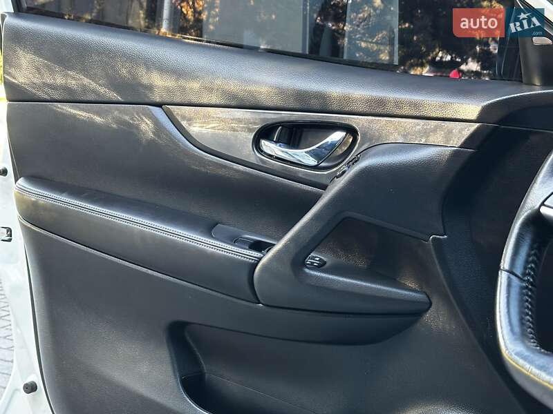Внедорожник / Кроссовер Nissan Rogue 2017 в Дрогобыче