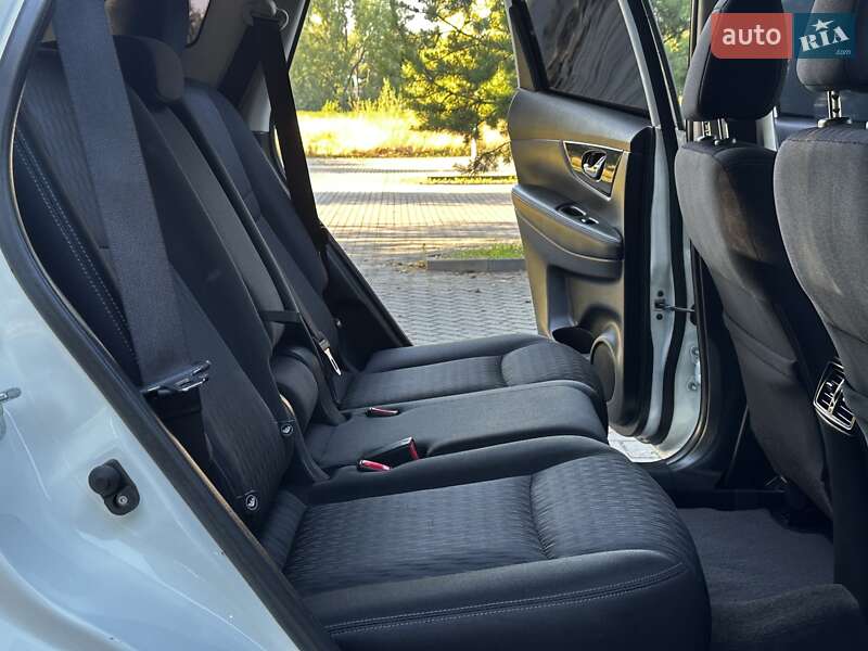 Внедорожник / Кроссовер Nissan Rogue 2017 в Дрогобыче