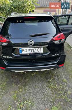 Внедорожник / Кроссовер Nissan Rogue 2017 в 