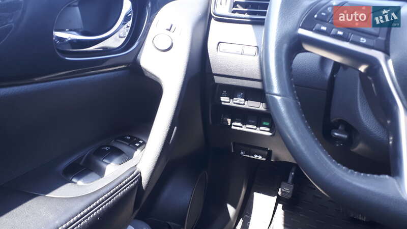 Позашляховик / Кросовер Nissan Rogue 2016 в Києві