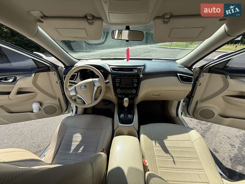 Внедорожник / Кроссовер Nissan Rogue 2015 в Олевске