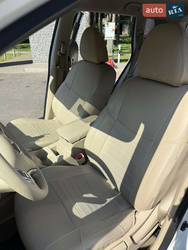 Внедорожник / Кроссовер Nissan Rogue 2015 в Олевске