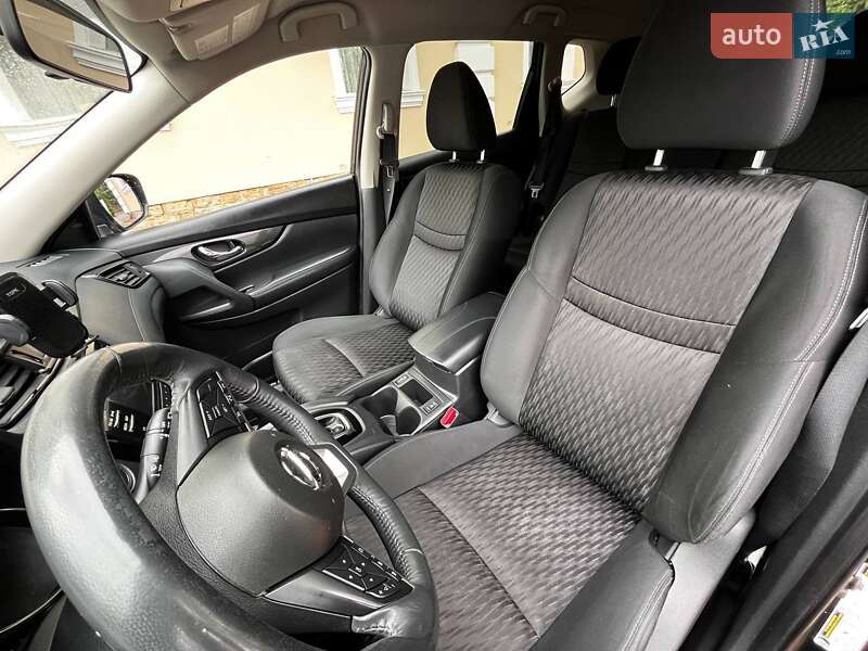 Внедорожник / Кроссовер Nissan Rogue 2017 в Хырове