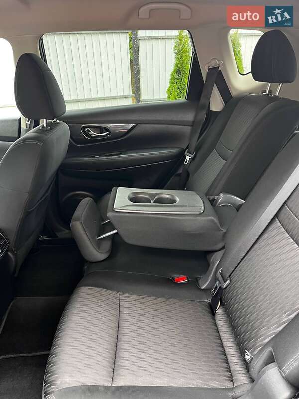 Внедорожник / Кроссовер Nissan Rogue 2017 в Хырове