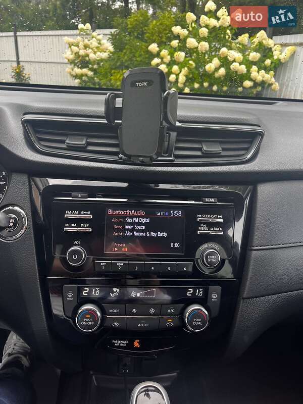 Внедорожник / Кроссовер Nissan Rogue 2017 в Хырове