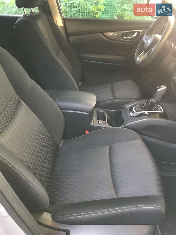 Внедорожник / Кроссовер Nissan Rogue 2017 в Светловодске