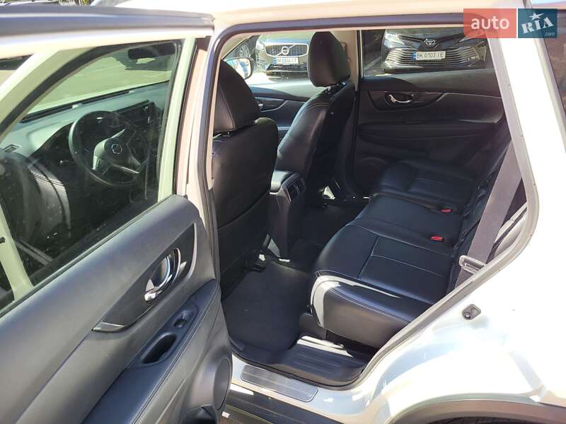 Внедорожник / Кроссовер Nissan Rogue 2017 в Ровно