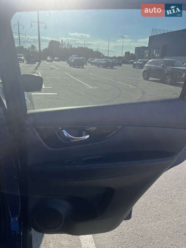 Внедорожник / Кроссовер Nissan Rogue 2017 в Ирпене