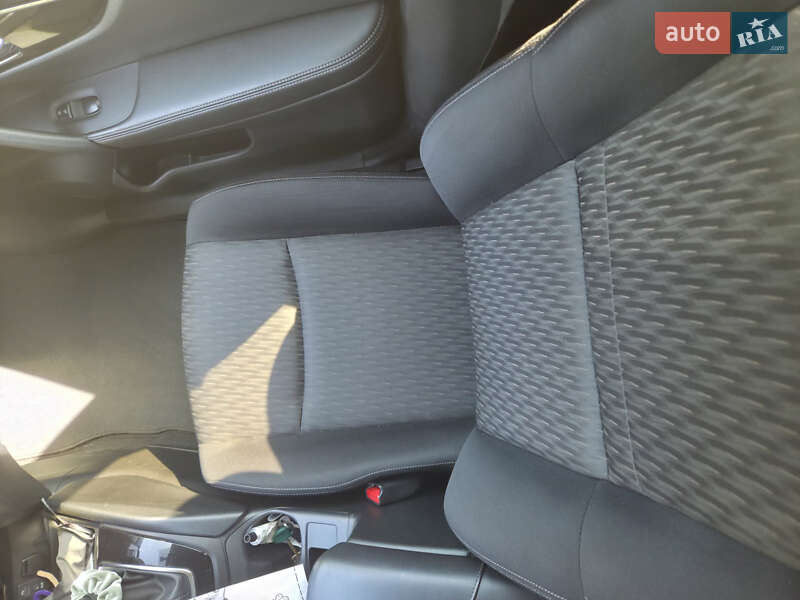 Внедорожник / Кроссовер Nissan Rogue 2016 в Полтаве