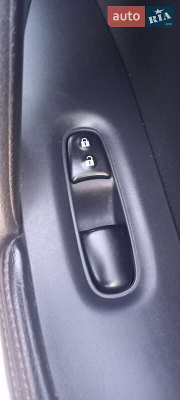 Позашляховик / Кросовер Nissan Rogue 2016 в Жовкві