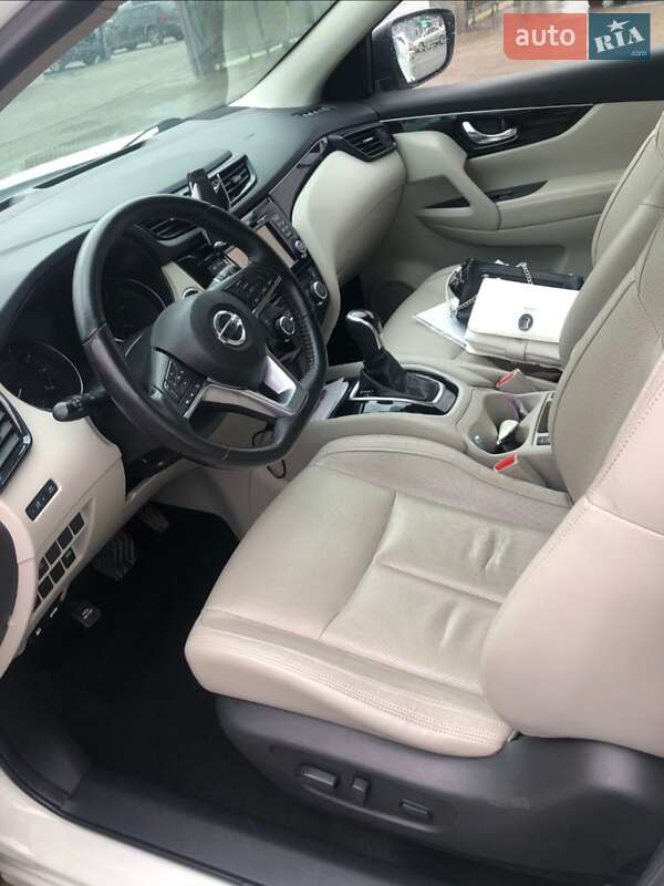 Внедорожник / Кроссовер Nissan Rogue 2017 в Мостиске