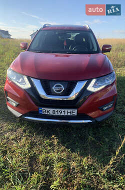 Внедорожник / Кроссовер Nissan Rogue 2017 в Ровно