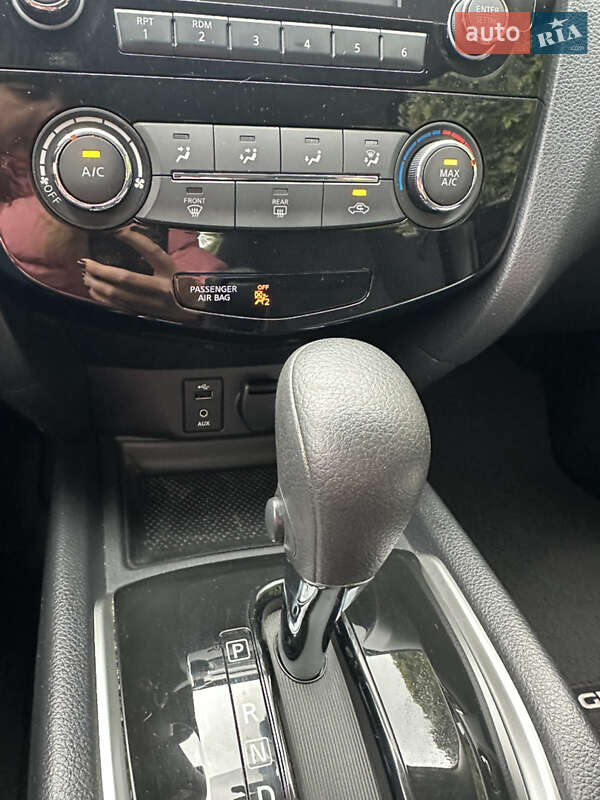 Внедорожник / Кроссовер Nissan Rogue 2016 в Киеве