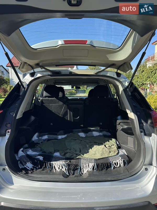 Внедорожник / Кроссовер Nissan Rogue 2016 в Львове