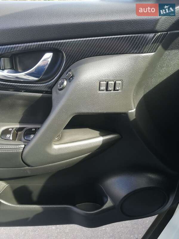 Позашляховик / Кросовер Nissan Rogue 2017 в Горішніх Плавнях