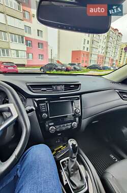 Внедорожник / Кроссовер Nissan Rogue 2018 в 
