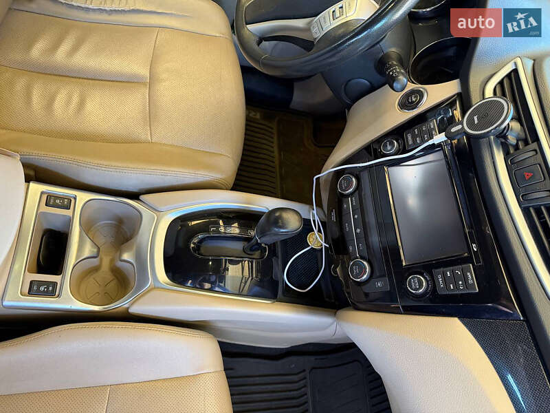 Позашляховик / Кросовер Nissan Rogue 2016 в Чернігові