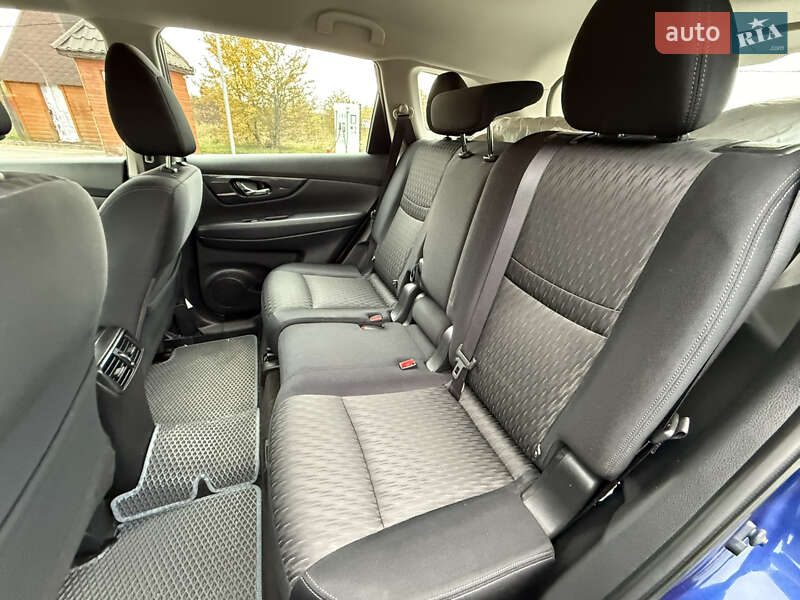 Внедорожник / Кроссовер Nissan Rogue 2017 в Стрые