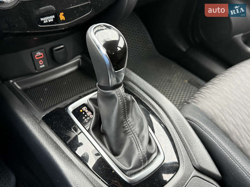 Внедорожник / Кроссовер Nissan Rogue 2017 в Стрые