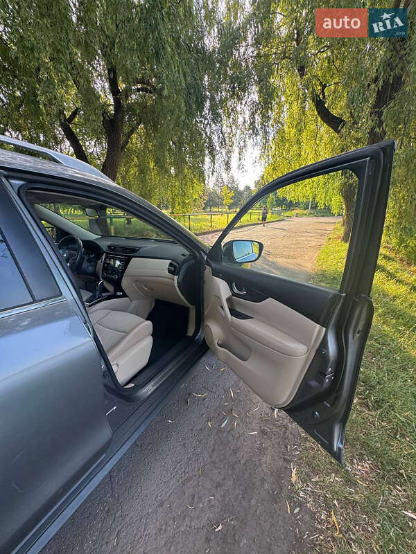 Внедорожник / Кроссовер Nissan Rogue 2017 в Ровно