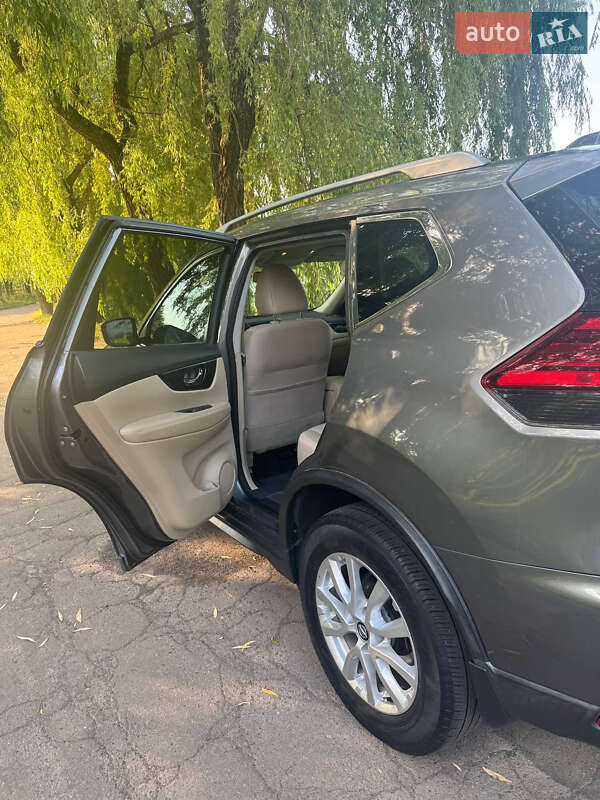 Внедорожник / Кроссовер Nissan Rogue 2017 в Ровно