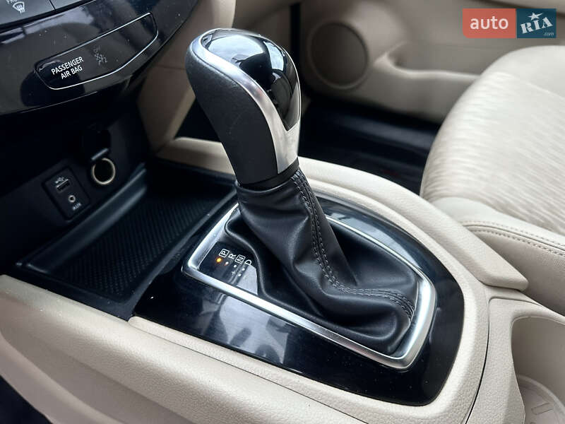 Позашляховик / Кросовер Nissan Rogue 2017 в Львові