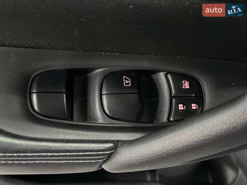 Внедорожник / Кроссовер Nissan Rogue 2018 в Каменском