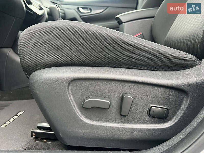 Внедорожник / Кроссовер Nissan Rogue 2017 в Львове