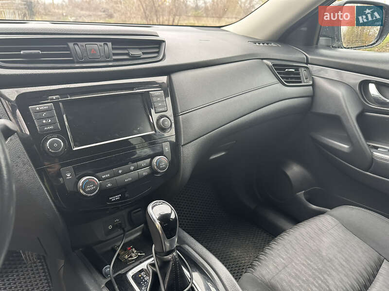 Внедорожник / Кроссовер Nissan Rogue 2017 в Кривом Роге