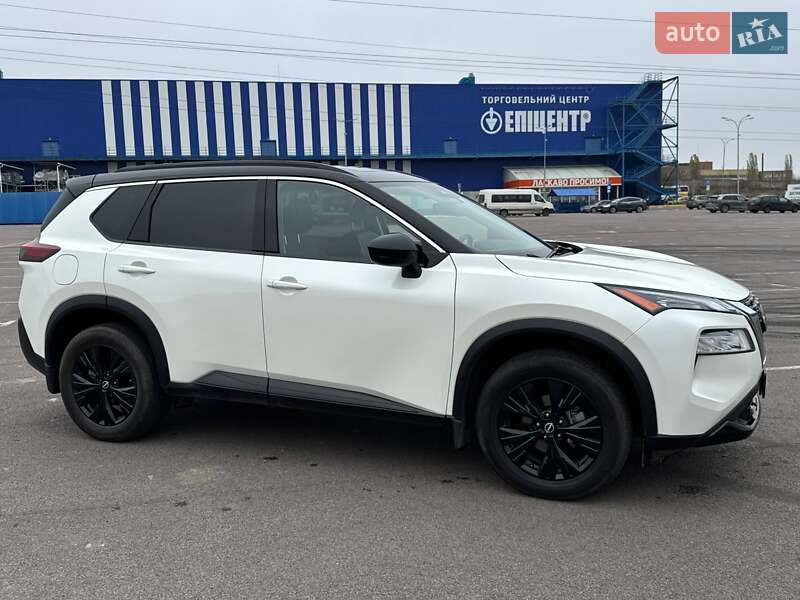 Внедорожник / Кроссовер Nissan Rogue 2023 в Ровно