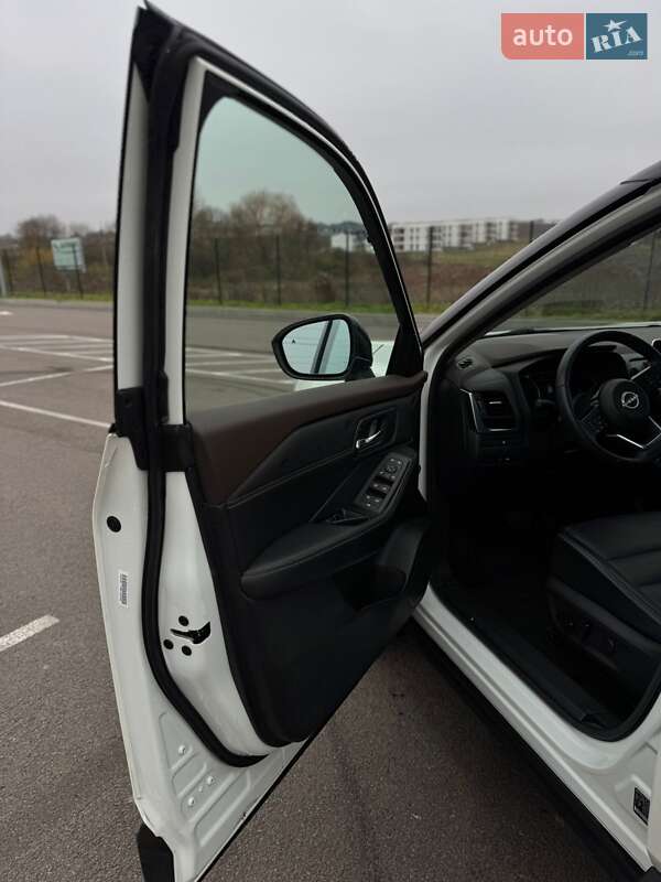 Внедорожник / Кроссовер Nissan Rogue 2023 в Ровно