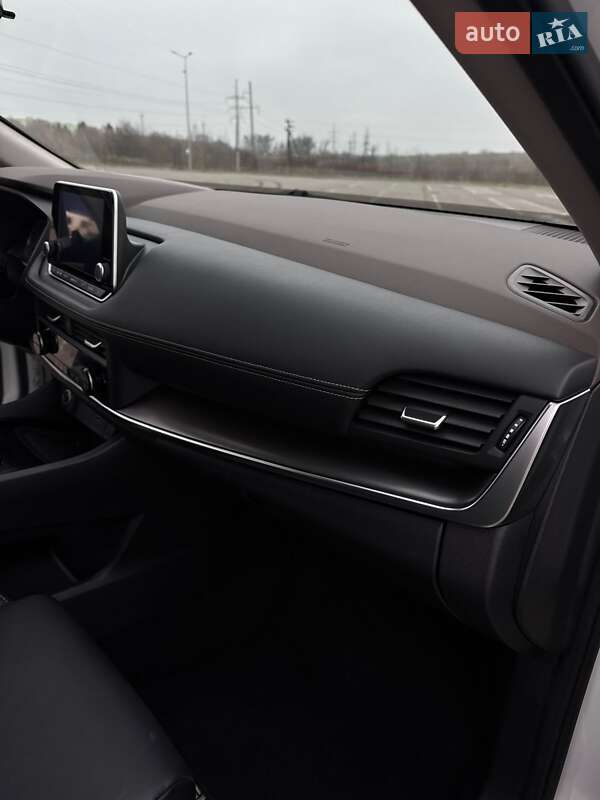 Внедорожник / Кроссовер Nissan Rogue 2023 в Ровно