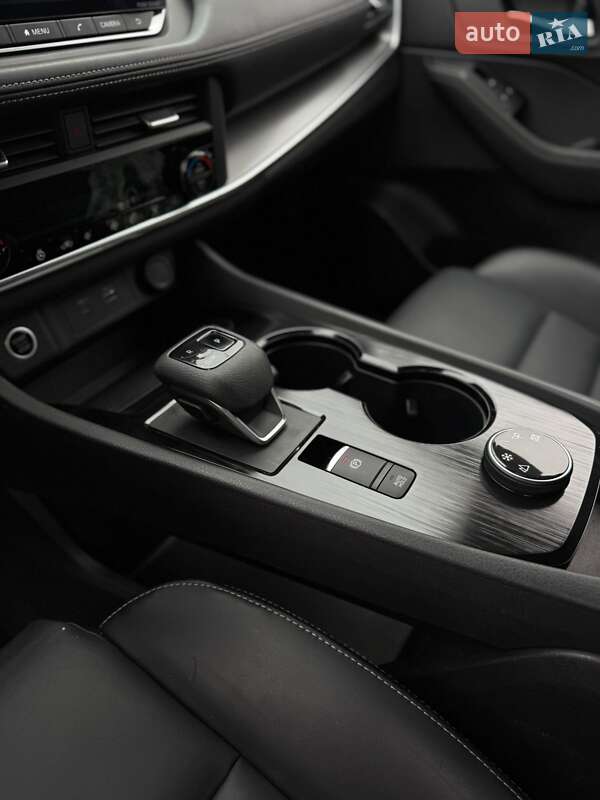 Внедорожник / Кроссовер Nissan Rogue 2023 в Ровно