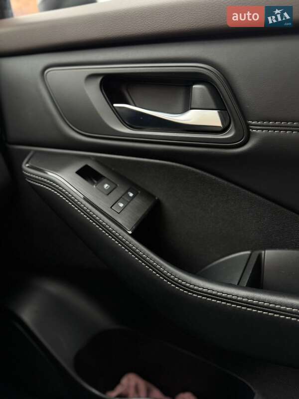 Внедорожник / Кроссовер Nissan Rogue 2023 в Ровно