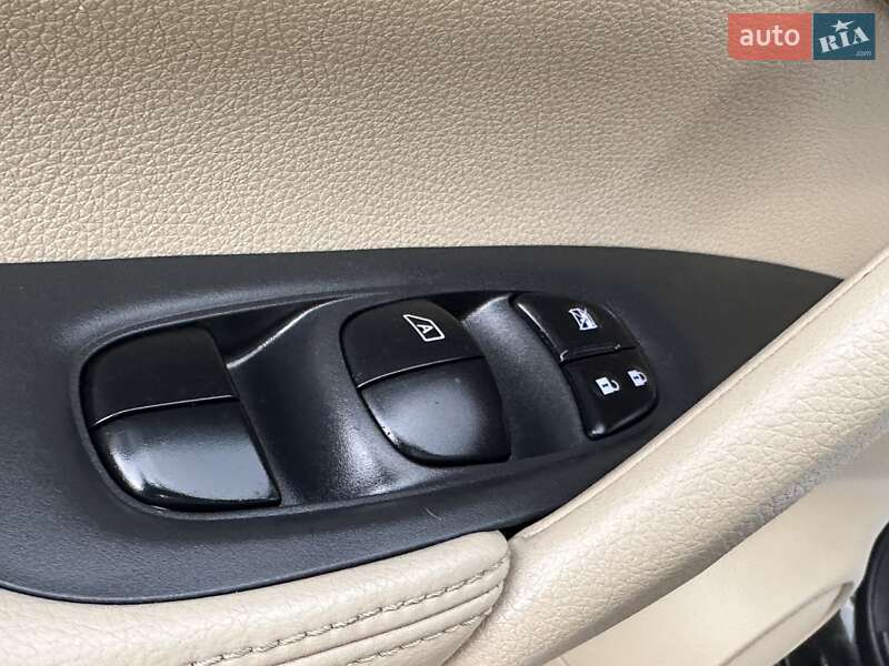 Внедорожник / Кроссовер Nissan Rogue 2015 в Дрогобыче