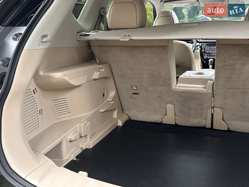 Внедорожник / Кроссовер Nissan Rogue 2015 в Дрогобыче