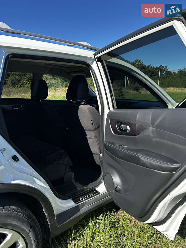 Внедорожник / Кроссовер Nissan Rogue 2016 в Новоднестровске